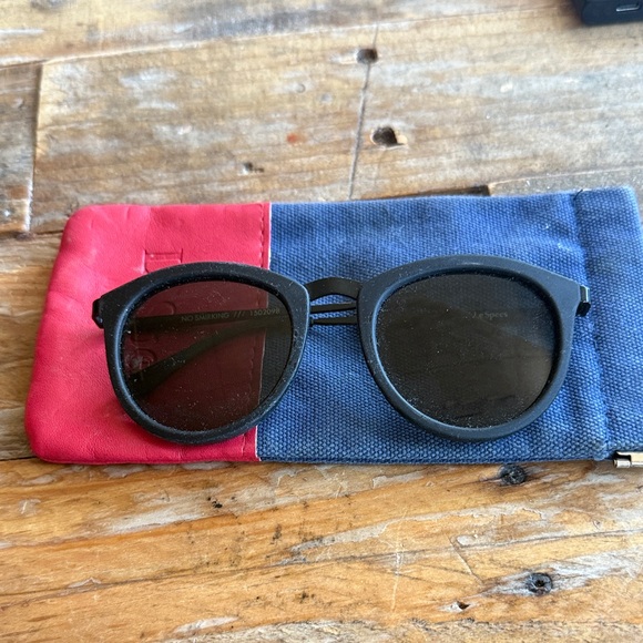 Le Specs Accessories - Le Specs Red and Navy Case